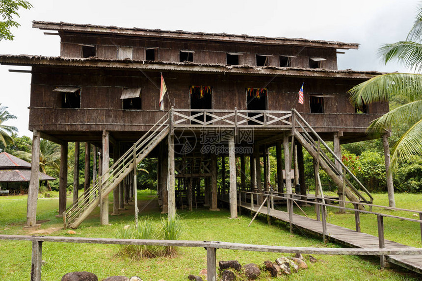 传统木制房屋MelanauTall在Kuching至沙捞越文化村的MelanauTall图片