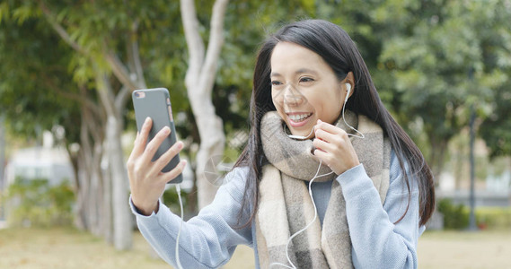 女人用手机视频通话图片