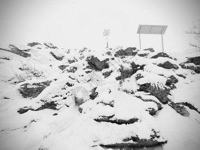 荒山坡极端的地形有新鲜的粉雪道路图片