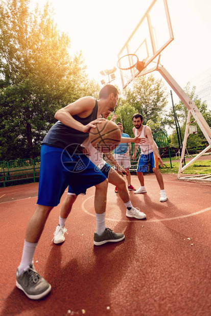 四个篮球选手在户外训练图片