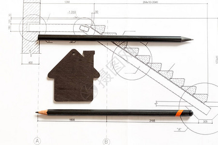 蓝图背景上带有黑色铅笔的房子的小图片