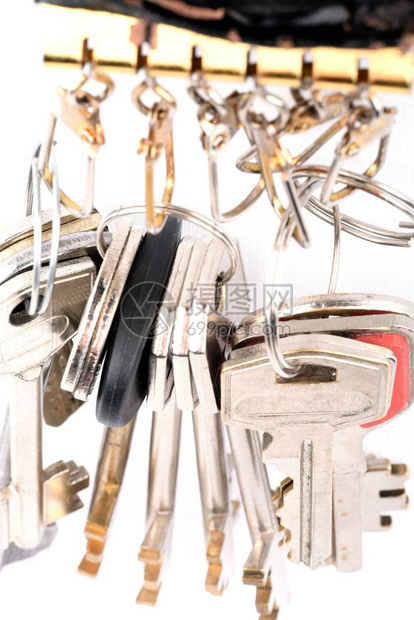 许多物体金属钥匙挂在白色背图片