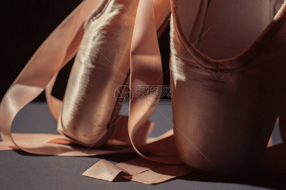 深色背景中的芭蕾舞鞋图片