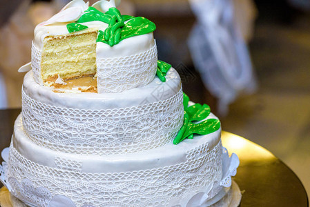 三层的婚礼蛋糕装饰着鲜花站在餐具和餐具图片