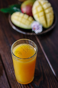 桌上新鲜热带芒果汁本图片