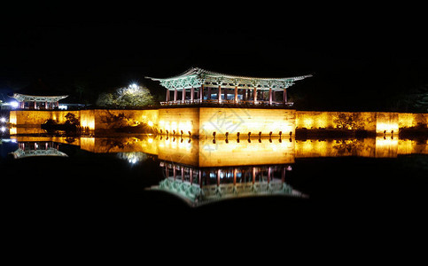 南韩庆州水面上呈现出晚上安那普图片