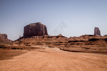 美国西南部的干旱古迹谷岩石沙漠中的道路图片