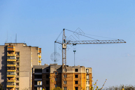 建筑起重机和正在建筑中的建筑图片