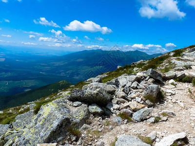 斯洛伐克Tatras高山区的山丘足迹在阳图片