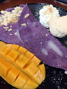 低脂自制香草冰淇淋配芒果鲜奶油配香蕉片巧克力夹心可丽饼和天然蜂蜜图片