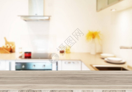 木质桌面模糊了厨房的背景可用于展示您的产品或促图片