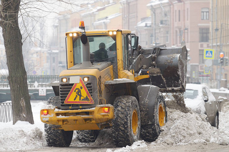 从雪中扫清城市用特殊车图片