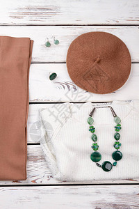 女时装设计服装和珠宝木桌上的女式毛衣贝雷帽和裤子女图片