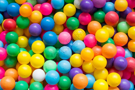 儿童游乐场上的彩色塑料球图片