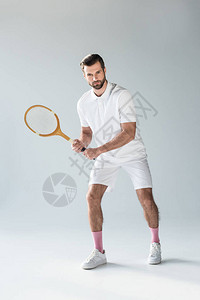 英俊的网球运动员和网球拍手图片
