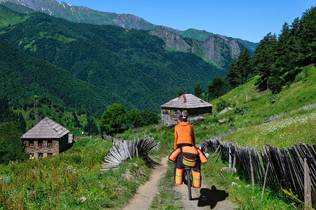 一个骑着大背包骑在格鲁吉亚山村的图片