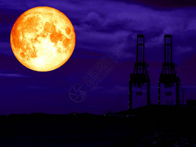 海港的超级满血月亮和剪影克雷恩图片