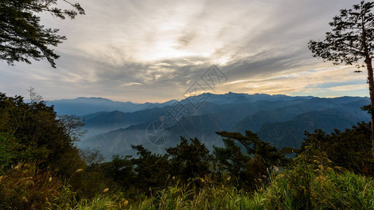 在阿里山风景名胜区的日出图片