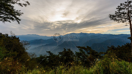 在阿里山风景名胜区的日出图片