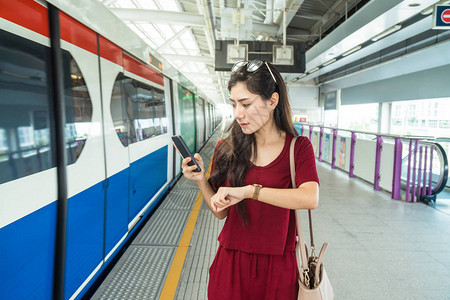 Skytrain铁路或MRT地铁等大城市的旅行生活方式和运输概念图片