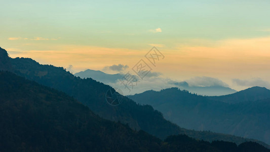 在阿里山风景名胜区的日出图片