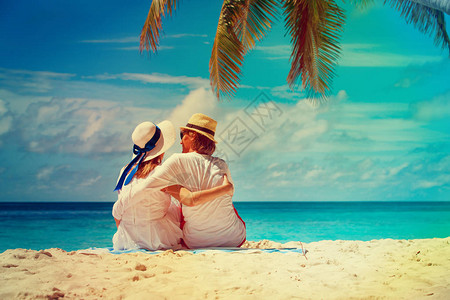 在热带海滩度假的幸福情侣图片