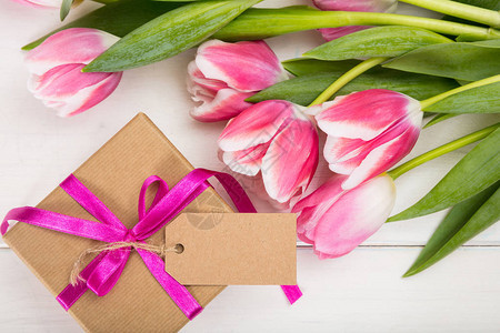 粉红郁金香花束和礼物图片