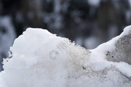 雪的冬季背景冰冻块的特写在下雪日上图片