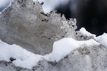 雪的冬季背景冰冻块的特写在下雪日上图片