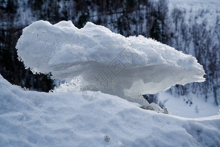 雪的冬季背景冰冻块的特写在下雪日上图片