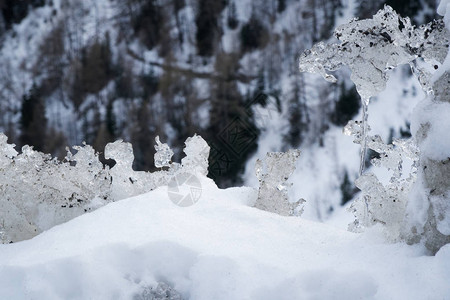 雪的冬季背景冰冻块的特写在下雪日上图片