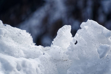 雪的冬季背景冰冻块的特写在下雪日上图片