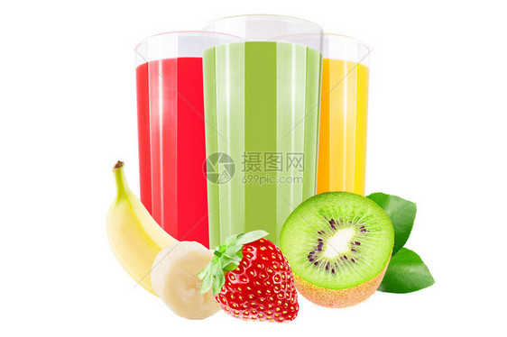 孤立的果汁三杯草莓香蕉和猕猴桃汁和切水果隔离在白色背景与剪切路径作为图片