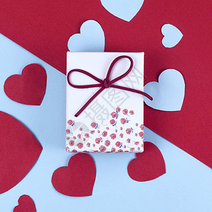 情人节礼物或带丝和闪亮心脏的现装盒有高清图片