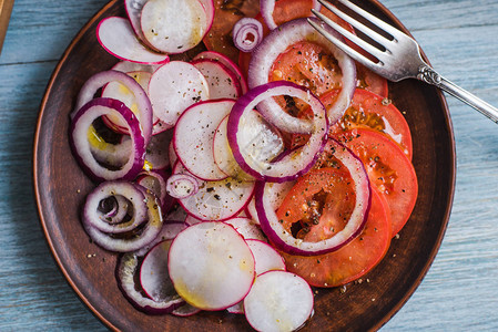春生番茄洋葱和萝卜沙拉顶背景图片