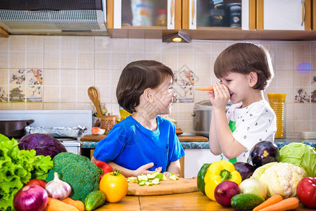 健康饮食快乐的孩子在厨房准备和吃蔬菜沙拉健康图片