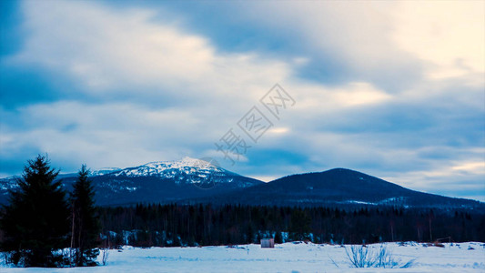 雪峰山自然背景观游戏中时光倒流视频云在蓝光天空全景中移动在日落的冬天山在谷的云彩日落冬山图片