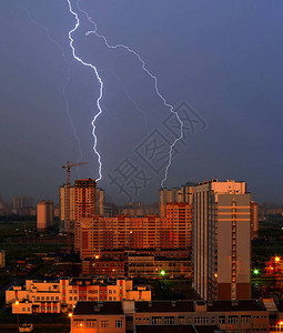 夜间雷雨在城市和高层建筑中的雷击图片