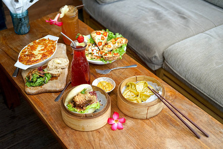 RacletteTartiflette和沙拉ChevreChaud法式厨房包汉堡和芦笋豆腐饺子厨房在咖图片