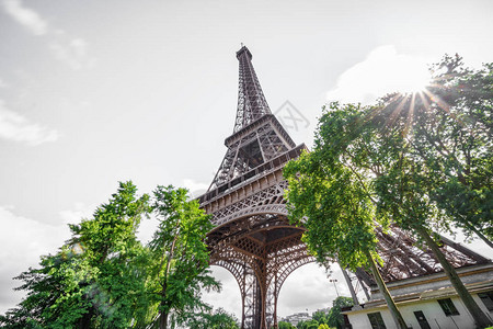 法国巴黎埃菲尔铁塔的超宽角以反光观图片
