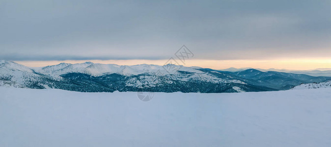 俯视着森林山谷的冬季山地景图片