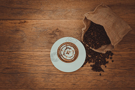 火热咖啡拿铁艺术上面有平板的普通摄影温暖的咖啡图片