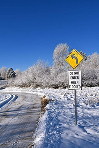 路牌是下雪后在犁上行走的路上流着水图片
