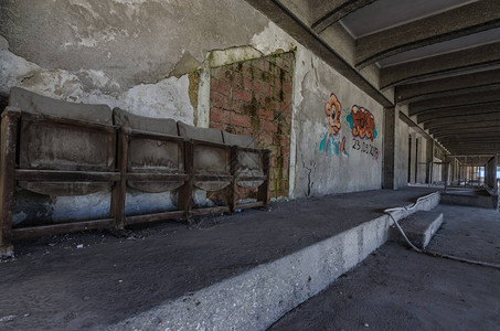 旧废弃赛马场的座位图片