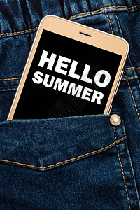 你好夏天手机屏幕上的题词智能手机在前面牛仔裤口袋与趋势2图片