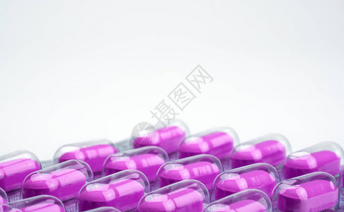 白色背景上泡罩包装中紫色caplets丸的宏观拍摄轻度至中度疼痛管理止痛药治疗心背景图片