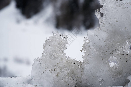 雪的冬季背景冰冻块的特写在下雪日上图片