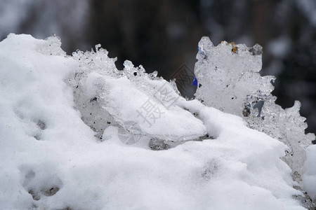 雪的冬季背景冰冻块的特写在下雪日上图片