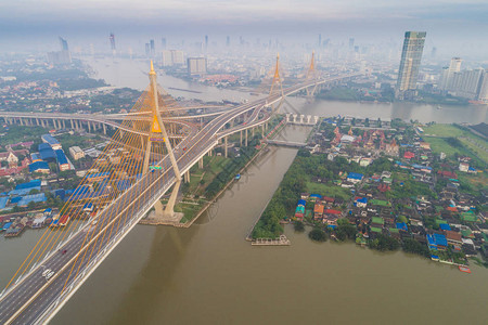 Bhumibol桥建筑背景与汽车交通道路的图片