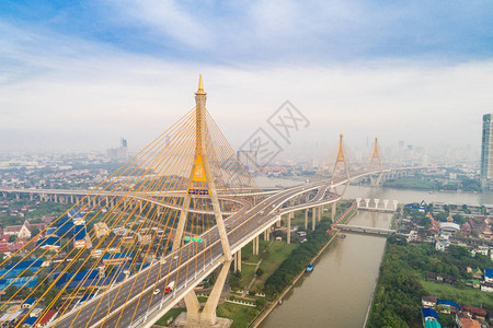 Bhumibol桥建筑背景与汽车交通道路的图片